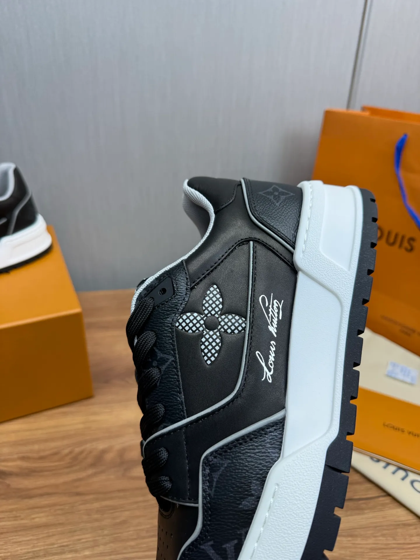 Men's shoes 💰860💰 LV. High version counters are on sale at the same time ⬆️ Men's new sneakers 🔥 The uppers are imported cowhide; "High-end, high-end, classy, ​​noble" workmanship is exquisite (original cowhide is used inside), soles: Original outsole specially provided by the original factory, taken in real life 🎬. Yardage: 38-44. (38.45 can be customized)